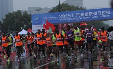 馬拉松參賽名額一號(hào)難求 路跑產(chǎn)業(yè)成資本競(jìng)逐藍(lán)海_跑步頻道_新浪競(jìng)技風(fēng)暴_新浪網(wǎng)