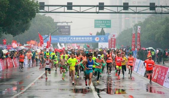 親歷杭州馬拉松:一場(chǎng)讓“黑戶”瘋狂的奔跑游戲