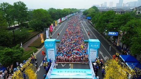 2025杭州富陽半程馬拉松鳴槍開跑 萬名跑者暢游 富春山居 畫卷