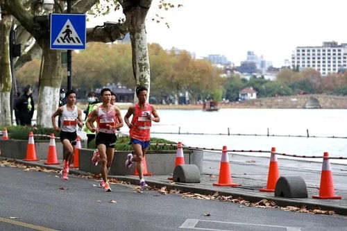 2020杭州馬拉松開跑,粟國雄2小時(shí)13分奪男子冠軍,管油勝第二